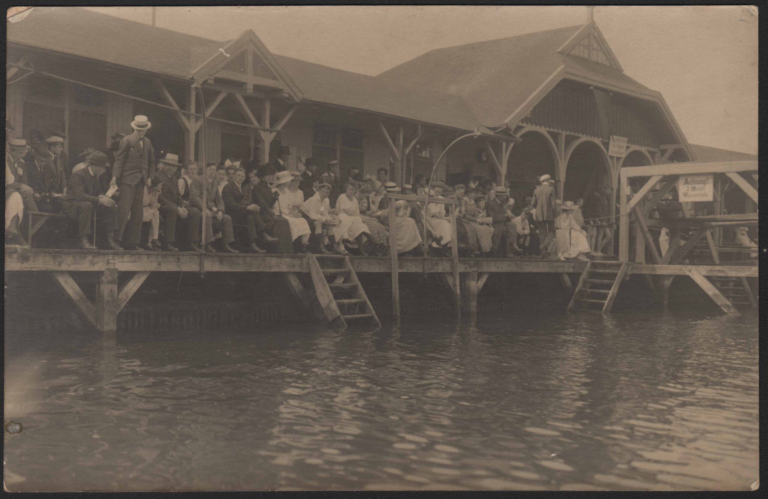 Personen sitzen über dem Wasser am Huntebad um 1910 © Stadtmuseum Oldenburg