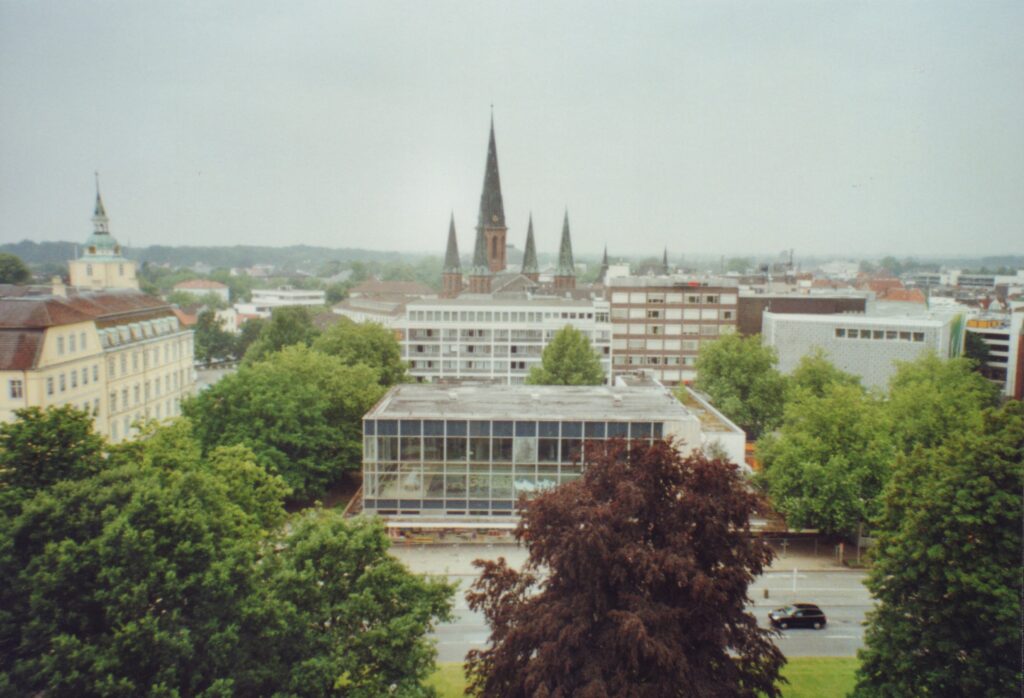 Luftbild Berliner Platz mit Schloss und Hallenbad, 2007; © Stadtmuseum Oldenburg/Friedrich Precht