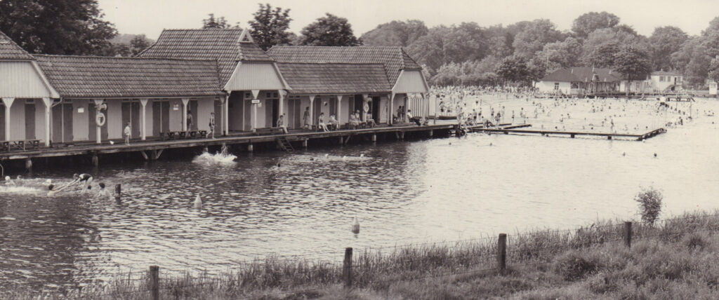 Das Huntebad mit Umkleidekabinen von 1912, 1960; © Stadtmuseum Oldenburg/Günter Nordhausen