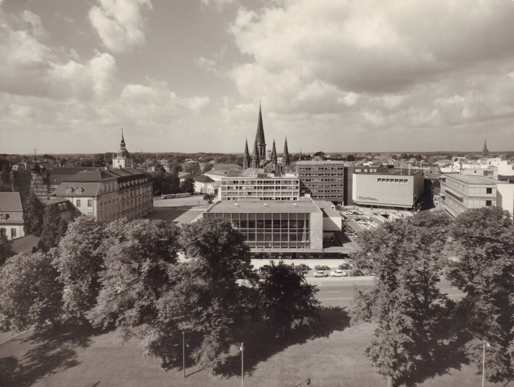 Luftbild Berliner Platz mit Schloss und Hallenbad, 1960; © Stadtmuseum Oldenburg/Schmidt – Pressearchiv
