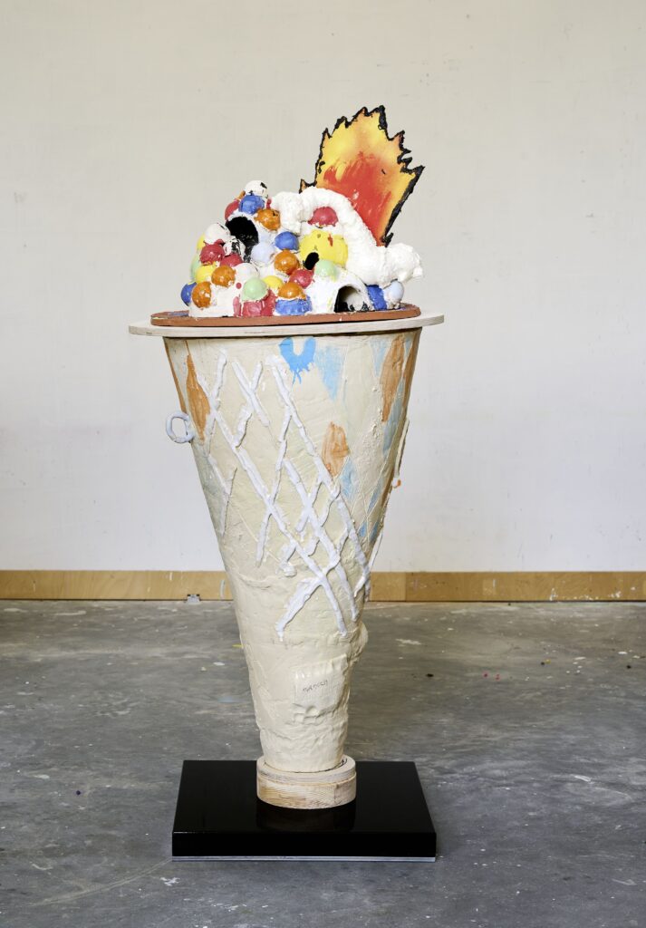 Carlo Leopold Broschewitz, Die Erde brennt, Keramik, Acrylfarbe, Holz, 2023, © Thomas Häntzschel / Nordlicht www.fotoagenturnordlicht.de Keramikskulptur einer hohe Eiswaffel mit bunten Kugeln und Flammen darüber, © Thomas Häntzschel / Nordlicht www.fotoagenturnordlicht.de
