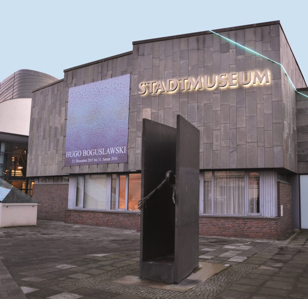 Galerie Foto STM Außenansicht der Neuen Galerie, davor das Bronze-Kunstwerk "Mann aus der Enge heraustretend", © Stadt Oldenburg