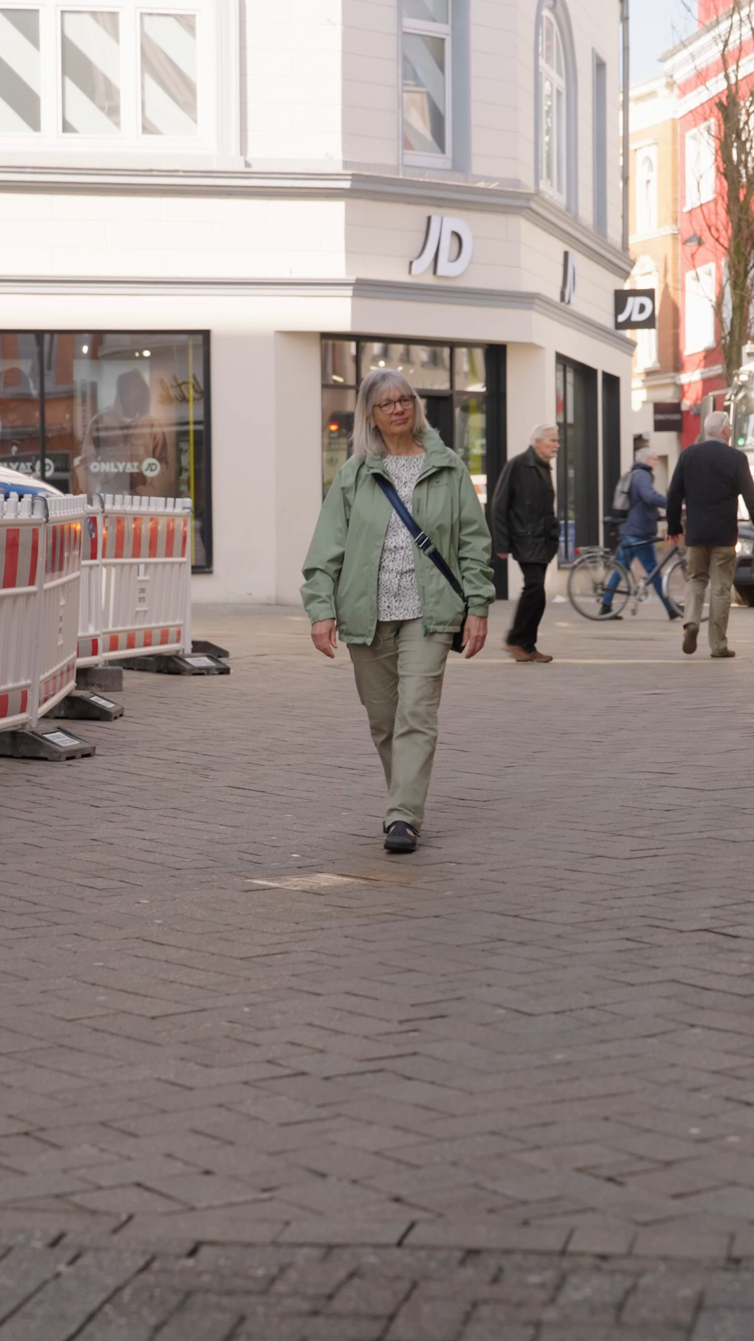 Inge Westermann geht durch die Fußgängerzone in der Ritterstraße, © Stadtmuseum Oldenburg