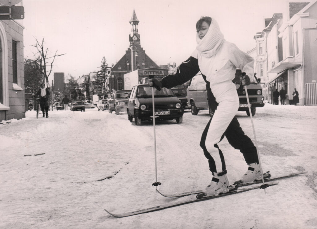 Langlauf Auf Dem Julius Mosen Platz Januar 1985. Foto Peter Kreier Eine Person auf Skiern macht Langlauf Auf Dem Julius Mosen Platz im Januar 1985, © Peter Kreier