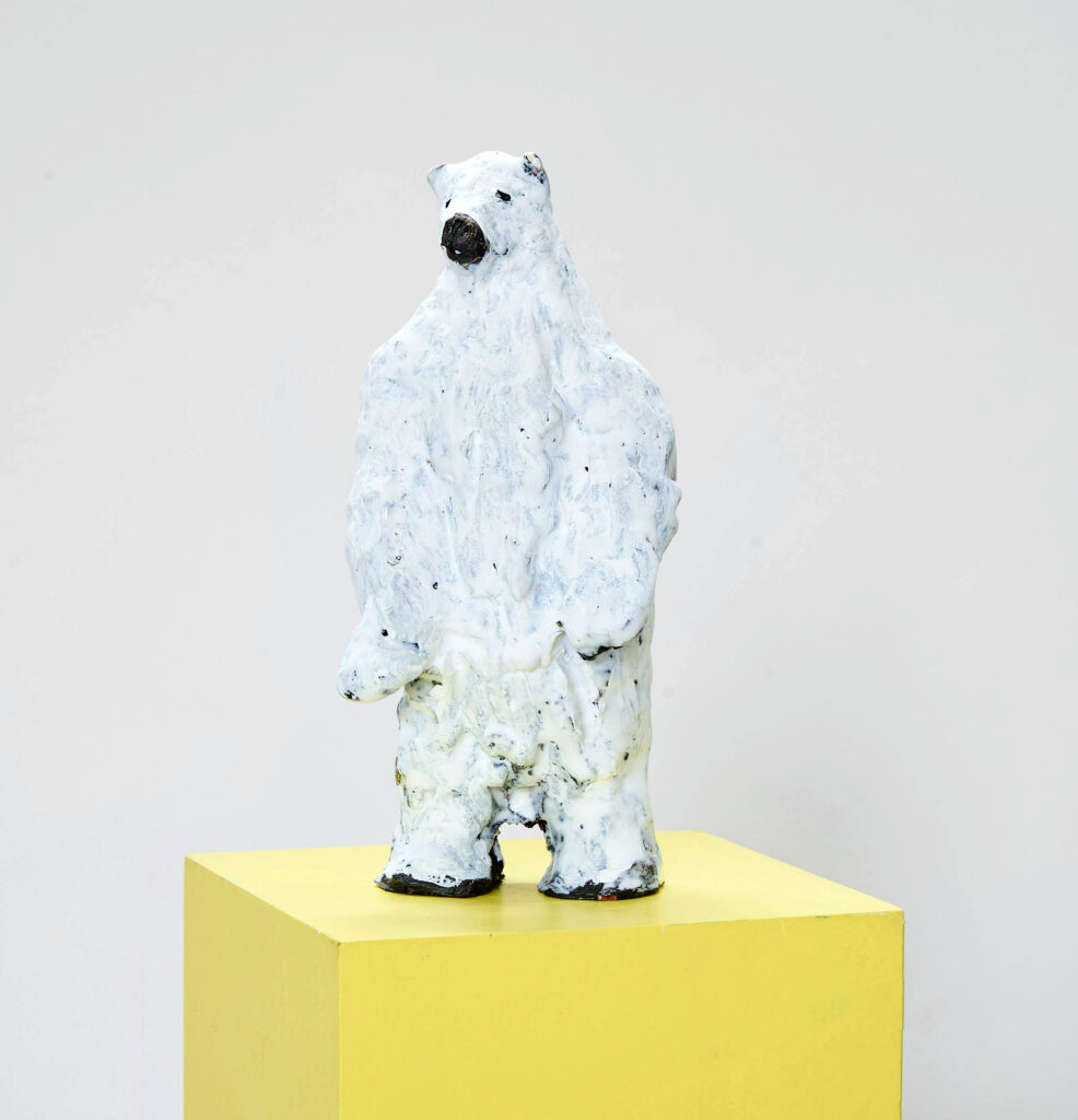 Last Bear Standing, Keramik, Glasur, Acrylfarbe, 2025, © Carlo Leopold Broschewitz Keramikskulptur eines auf zwei Beinen stehenden Eisbären, © Carlo Leopold Broschewitz