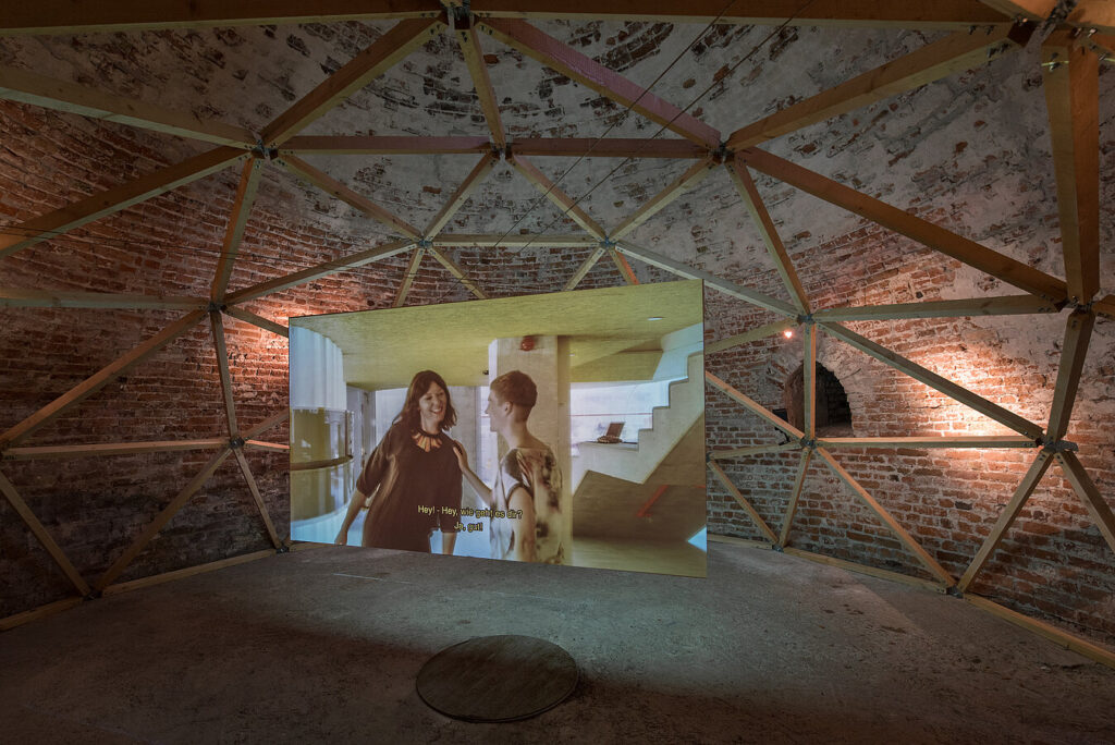 Pilvi Takala, The Stroker © Haus für Medienkunst Eine Leinwand mit Video innerhalb einer Installation im Pulverturm in Oldenburg, © Haus für Medienkunst