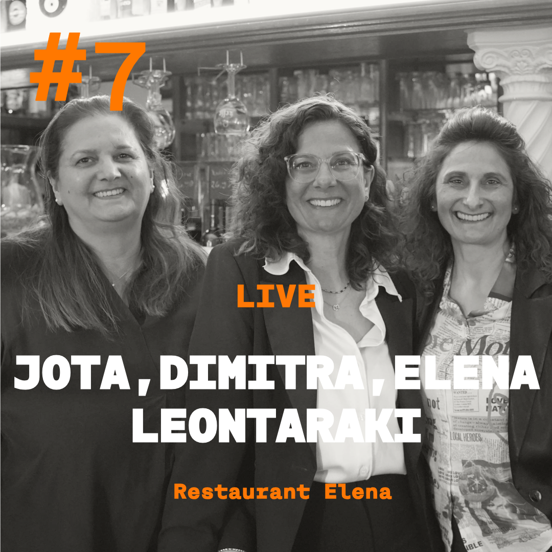 Jota, Dimitra und Elena Leontaraki lächeln in die Kamera nach der Live-Aufnahme im Restaurant Elena, © Stadtmuseum Oldenburg