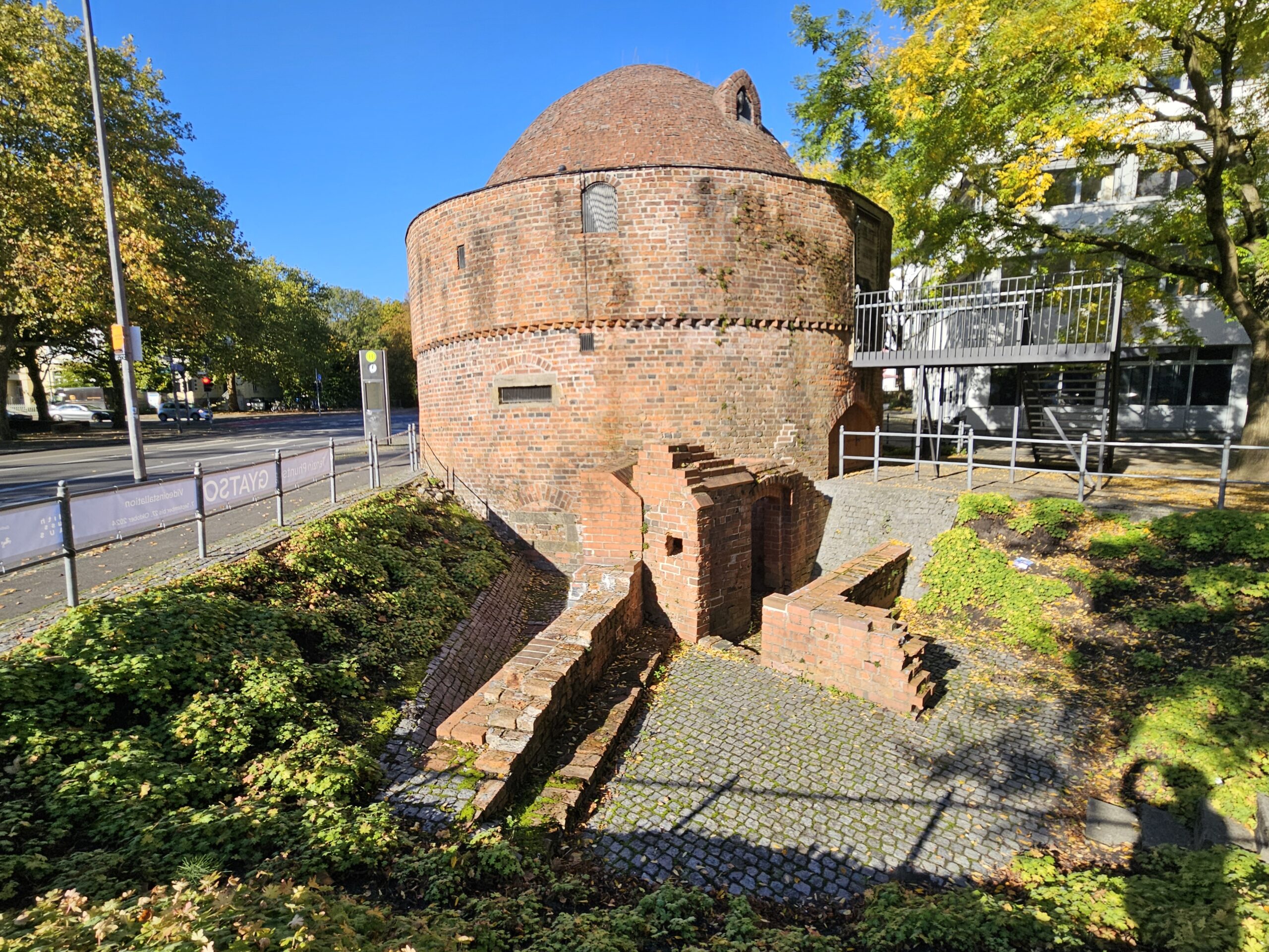 Reste der Stadtmauer und der Pulverturm © Reinhard Hövel Reste der Stadtmauer und das Bauwerk Pulverturm in Oldenburg, © Reinhard Hövel