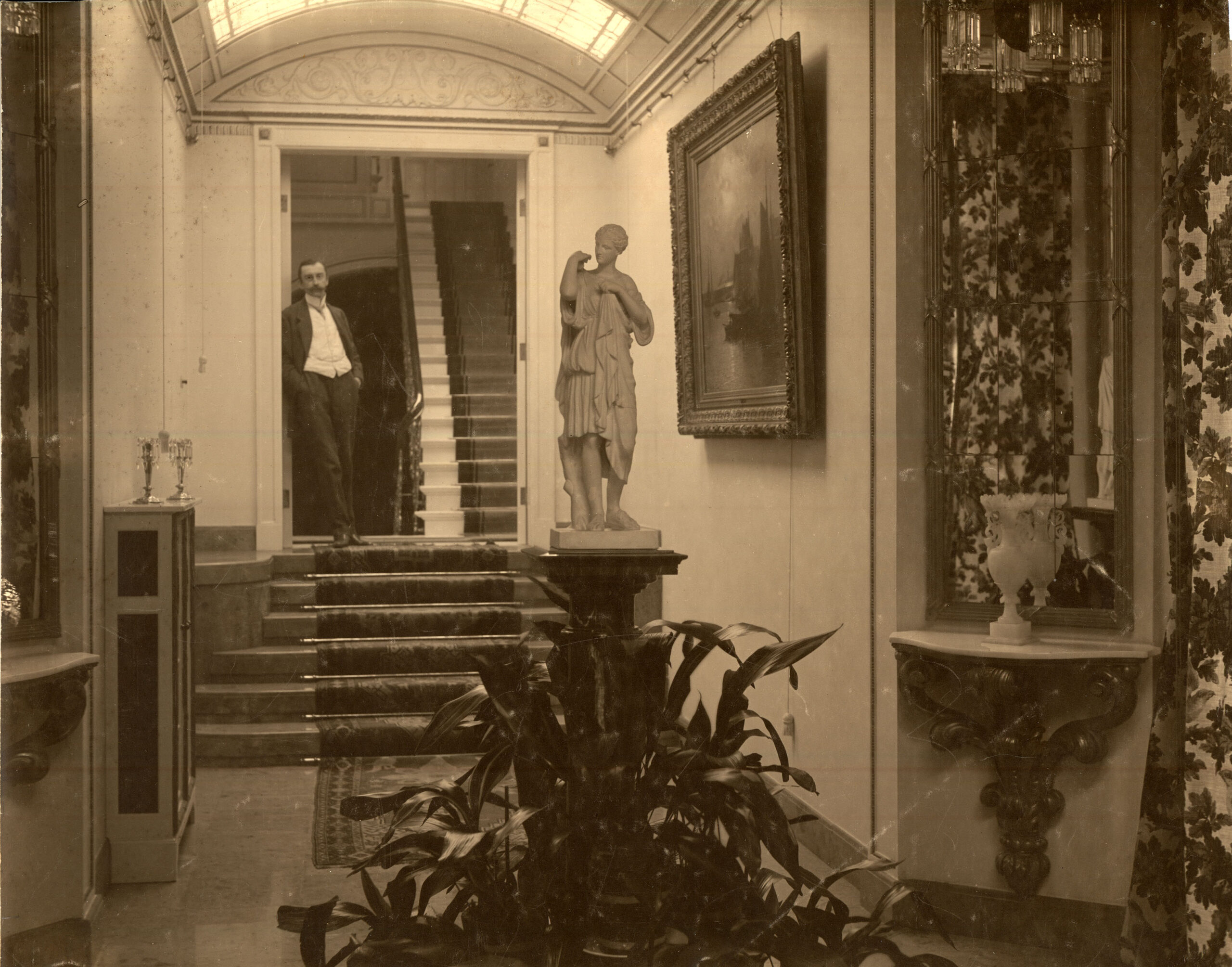 Museumsgründer Theodor Francksen in den historischen Villen des Stadtmuseums Oldenburg Museumsgründer Theodor Francksen steht in den historischen Villen des Stadtmuseums, © Stadtmuseum Oldenburg