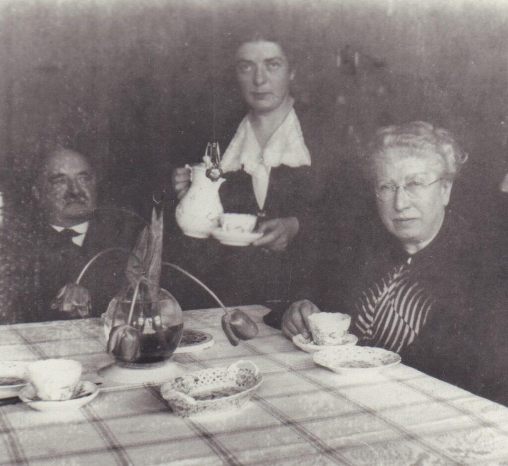 Ehepaar Henny und Siegfried Insel mit Tochter Grete, Hannover 1937. Foto: Anton Meyer. © Stadtmuseum, ehemals Sammlung Friederichsen