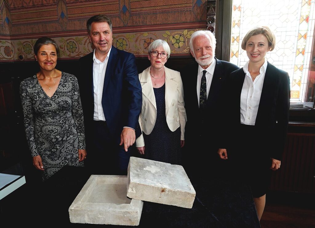 Pressefoto Restitution Grundstein Sabine Stührholdt (Stadtmuseum), Oberbürgermeister Jürgen Krogmann, Dr. Elisabeth Schlesinger, Ernst Sittig (beide Vorstand der Jüdischen Gemeinde zu Oldenburg) und Rabbinerin Alina Treiger mit dem Grundstein der alten Oldenburger Synagoge (von links). © Sascha Stüber