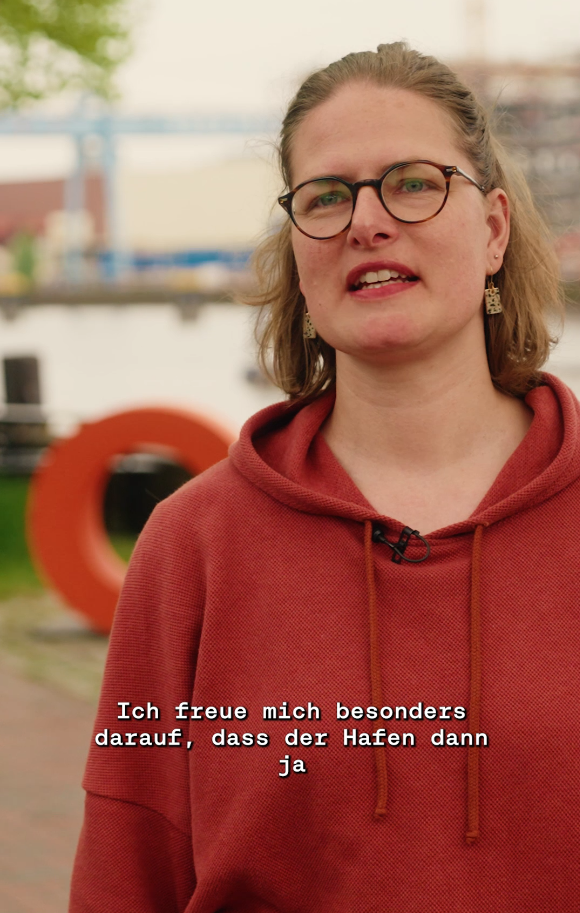 Franziska Boegehold-Gude vor dem Staubecken, spricht im Interview, © Stadtmuseum Oldenburg