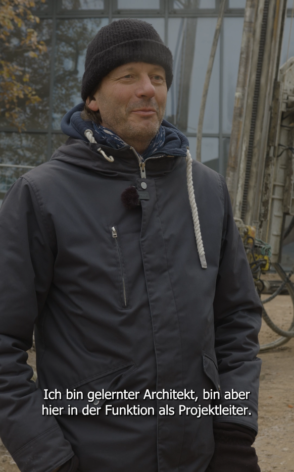 Architekt Urlich Herperts im Interview, im Hintergrund Glasfassade des Hüppe-Saals des Stadtmuseums, © Stadtmuseum Oldenburg