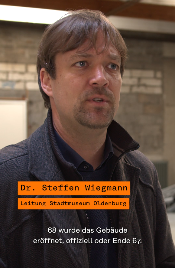 Dr. Steffen Wiegmann, Leiter des Stadtmuseums Oldenburg, spricht vor einer Backsteinwand in einem Innenraum des alten Museums, © Stadtmuseum Oldenburg