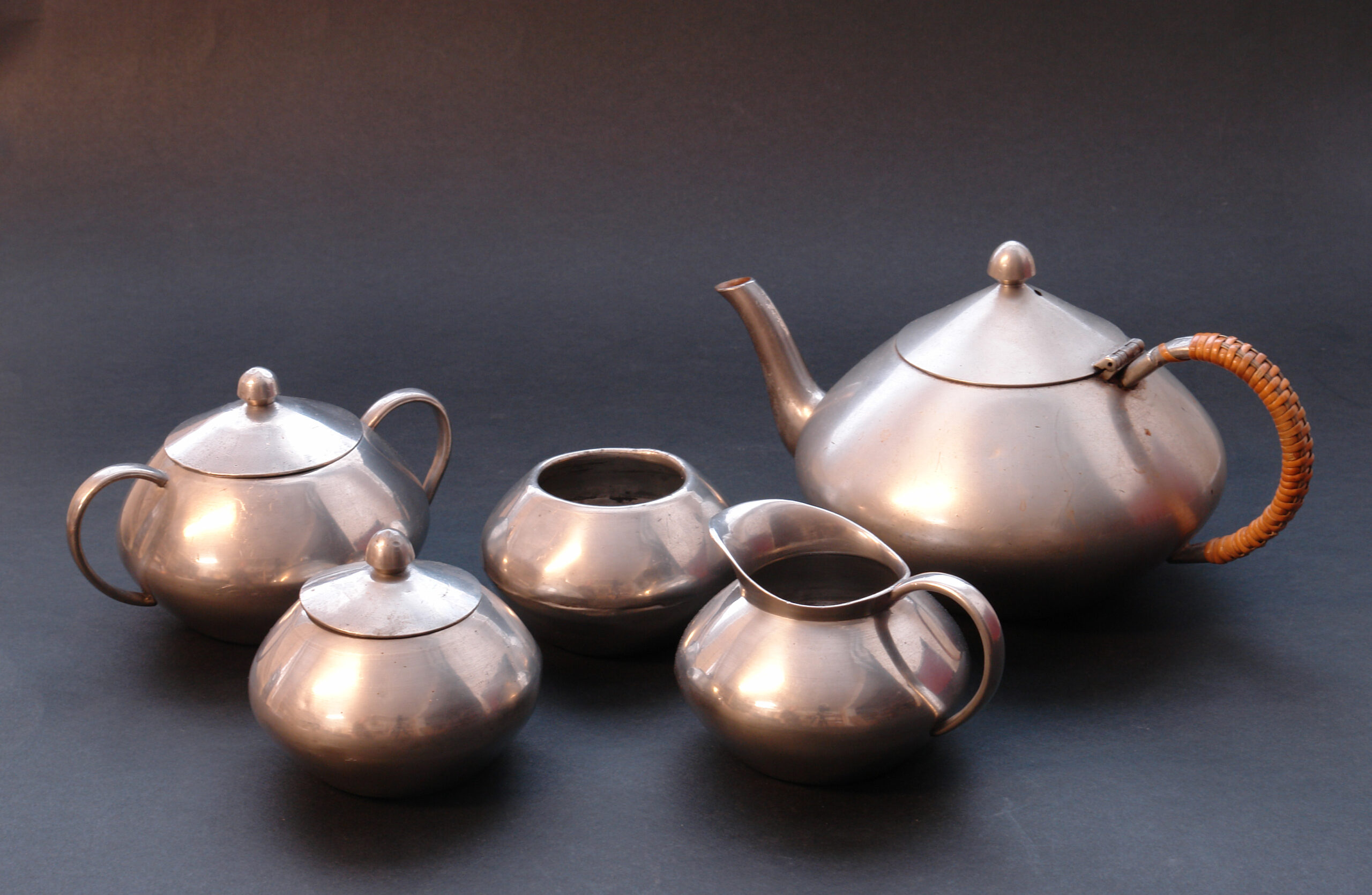 Teeservice aus Zinn als Teil der Restitutionssammlung, 1920er Jahre, © Stadtmuseum Oldenburg