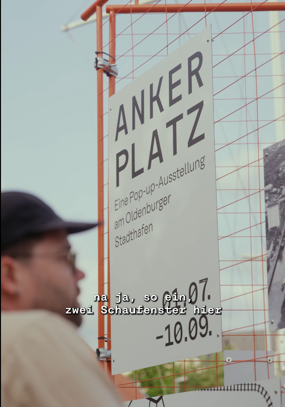 Schild mit Ankündigung der Pop-up-Ausstellung 'ANKERPLATZ' am Oldenburger Stadthafen vom 07. bis 10. September, © Stadtmuseum Oldenburg