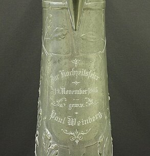 Widmungsinschrift der Zinnkanne: „Zur Hochzeitsfeier / 19. November 1905 / gew. v. / Paul Weinberg”. © Stadtmuseum Oldenburg Widmungsinschrift der Zinnkanne aus dem ehemaligen Besitz der Familie Insel: „Zur Hochzeitsfeier / 19. November 1905 / gew. v. / Paul Weinberg", © Stadtmuseum Oldenburg