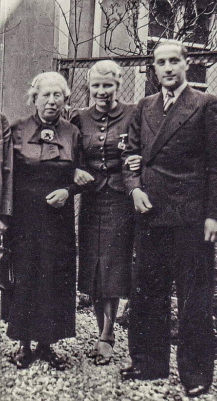 Henny Insel (links) und Sohn Hermann (rechts) im Exil in Amsterdam, in der Mitte Ottilie Wallheimer, geb. Kümmerle, vermutlich 1939 © Stadtmuseum Oldenburg, ehemals Sammlung Henny Insel (links) und Sohn Hermann (rechts) im Exil in Amsterdam, in der Mitte Ottilie Wallheimer, geb. Kümmerle, vermutlich 1939, © Stadtmuseum Oldenburg, ehemals Sammlung Friederichsen