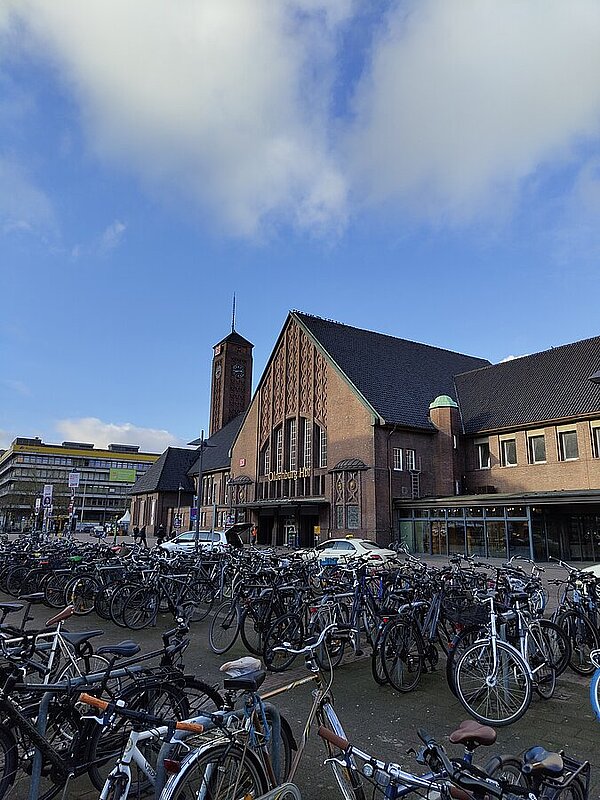 Viele Fahrräder stehen vor dem Hauptbahnhof in Oldenburg, © Stadtmuseum Oldenburg