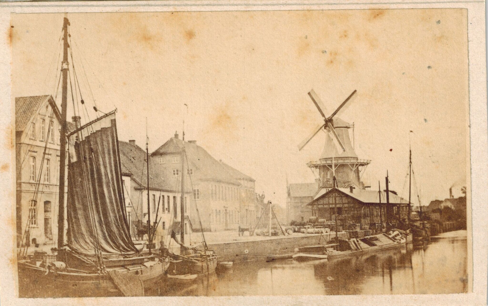 01 BA15536 Stau 1860 Das um 1860 entstandene Foto zeigt die „Schlömannsche Mühle“, die bis 1874 auf Höhe der heutigen Gastronomie Ols Brauhaus am Hafen stand, © Stadtmuseum Oldenburg