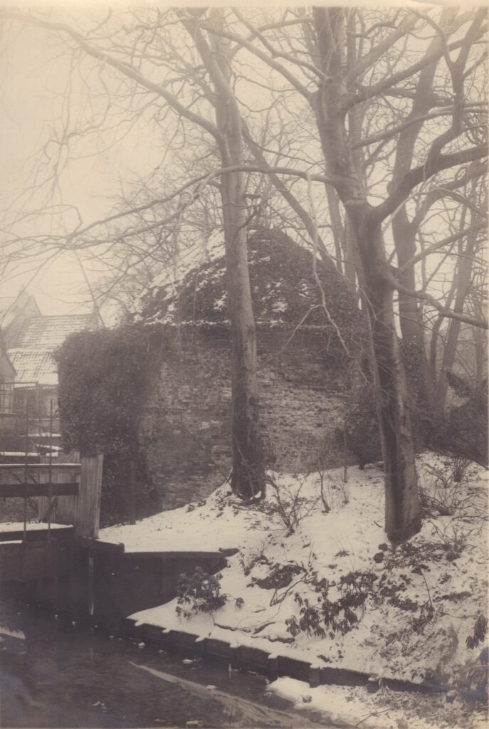 Direkt neben dem Pulverturm fließt noch die Hausbäke (um 1930), © Stadtmuseum Oldenburg