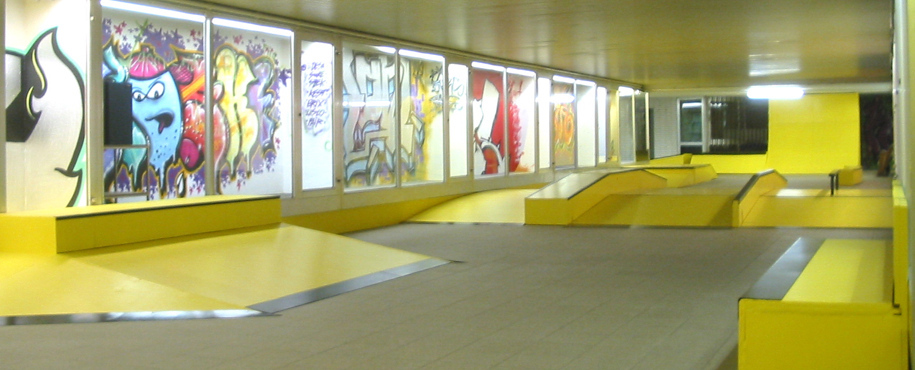 Gelbe Rampen im Fußgängertunnel, an den Wänden Graffiti, © Bernd Schleppegrell