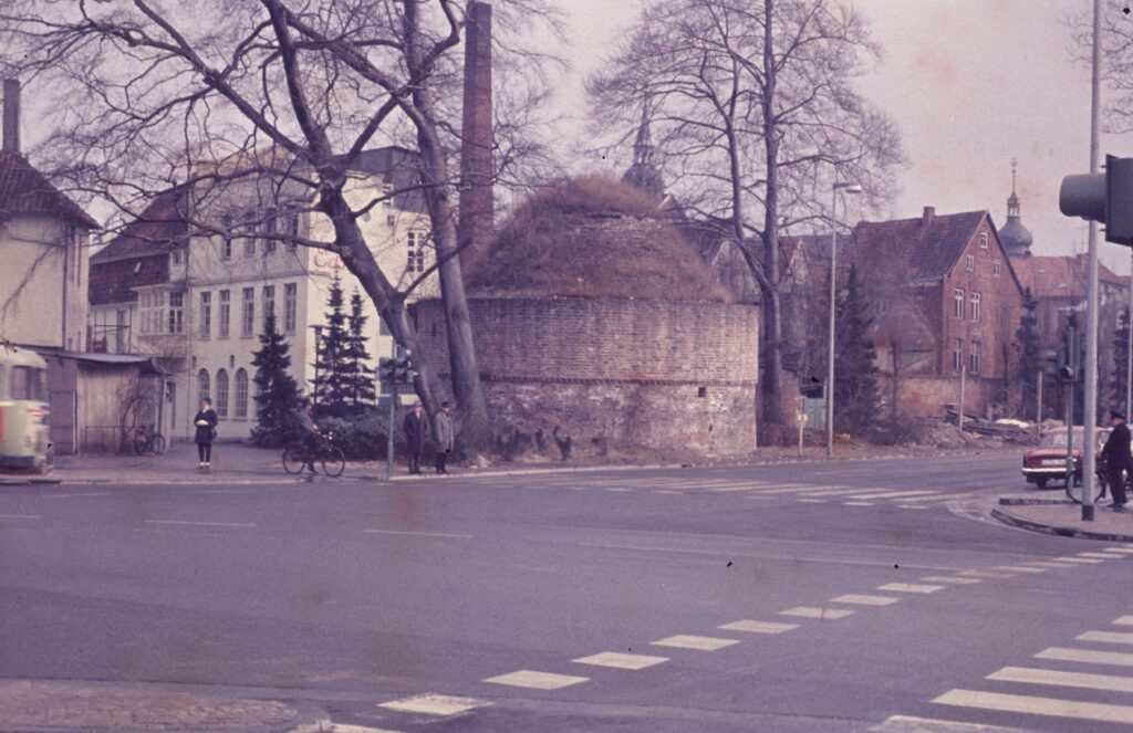 Die neue Straßenführung ist fertiggestellt. Bald werden auch die alten Gebäude um den Pulverturm herum weichen müssen (um 1965), © Stadtmuseum Oldenburg