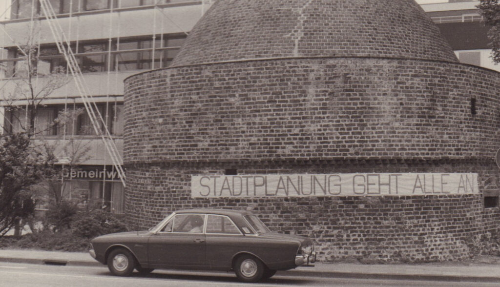 Der Pulverturm wird für Protest genutzt: Banner der Bürgerinitiative gegen die Zerstörung des Schlossgartens (1972), © Stadtmuseum Oldenburg/Günter Nordhausen