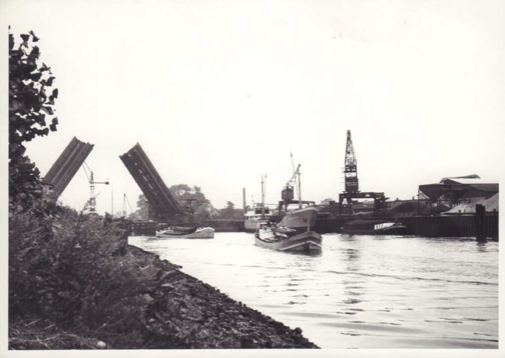 Etwa an dieser Stelle wurde ein Jahrzehnt bevor diese Aufnahme entstand Oberbürgermeister Rabeling zur Besiegelung der friedlichen Übergabe der Stadt mit dem Boot auf die andere Seite geholt. Auf dem Foto aus den 1950er Jahren ist die neue Rollklappbrücke zu sehen, © Stadtmuseum Oldenburg/Firmenarchiv Glashütte