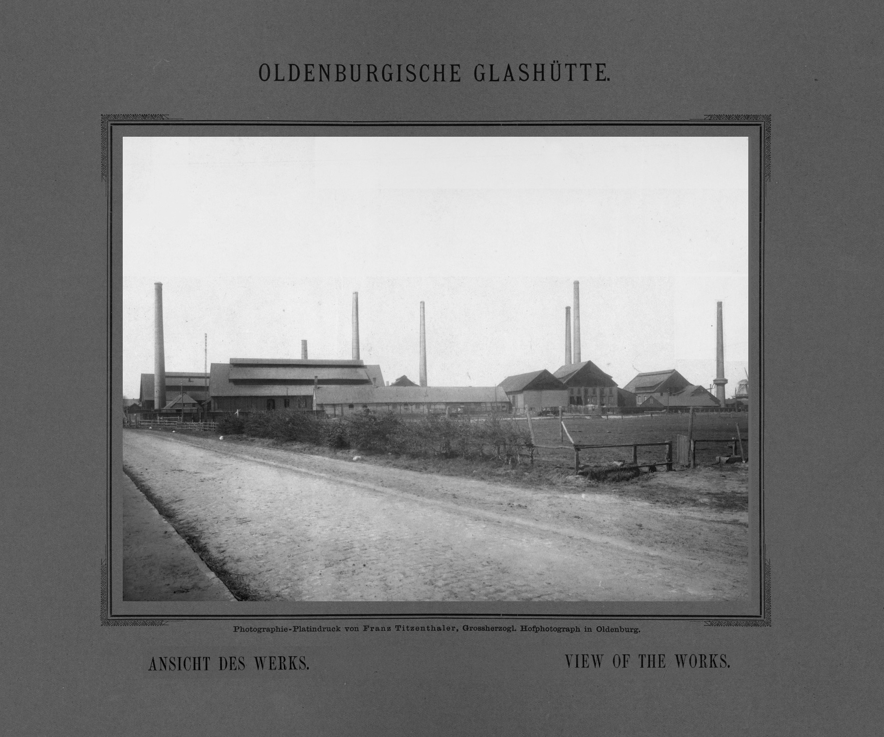 Abb. 1 BA 27980 Glashütte Werkansicht 1898 Ansicht des Werks, 1898. Jede Hütte hat einen Hüttenofen; zu sehen an den sieben Schornsteinen.