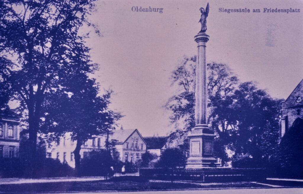 Friedenssäule auf dem Friedensplatz, Kriegerdenkmal, um 1907, © Stadtmuseum Oldenburg/Repro Slg. Willy Schröder