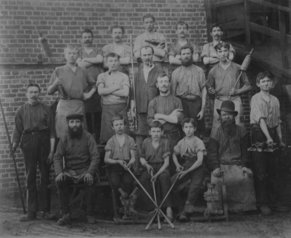 Flaschenmacher der Oldenburgischen Glashütte um 1890. Kinderarbeit in der Fabrik wurde erst 1904 gesetzlich verboten, © Stadtmuseum Oldenburg