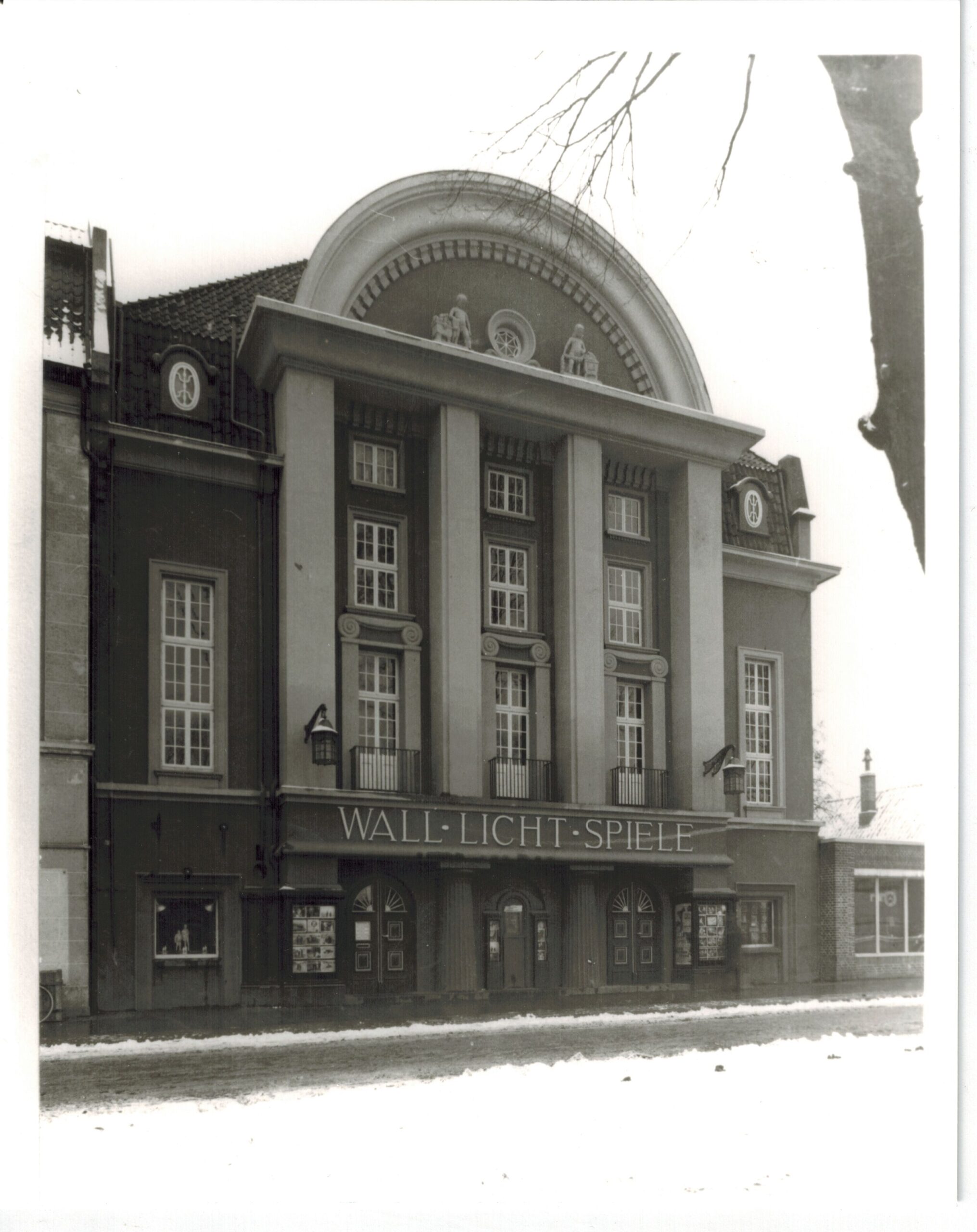 Abb. 3 BA 15001 Wall Kino Heiligengeistwall 1950 Fassade des Kinos 'Wall Licht-Spiele' am Heiligengeistwall mit klassizistischen Säulen und dekorativem Giebel, 1950, © Stadtmuseum Oldenburg