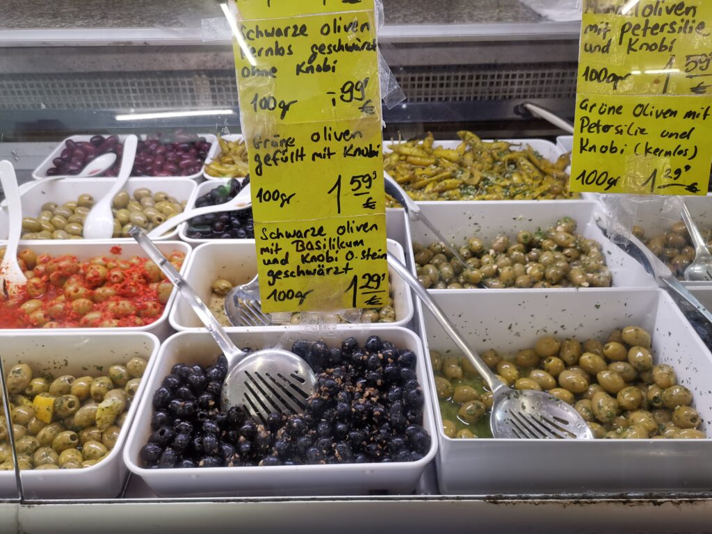 Abb. 4 Frischetheke Die Frischetheke mit vielen selbst hergestellten Produkten (2021), © Stadtmuseum Oldenburg