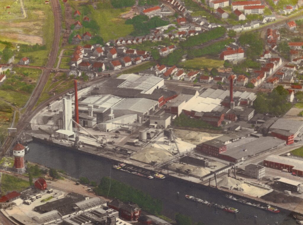 Luftbild von der Glashütte und der benachbarten Warpsspinnerei, um 1970, © Stadtmuseum Oldenburg/Firmenarchiv