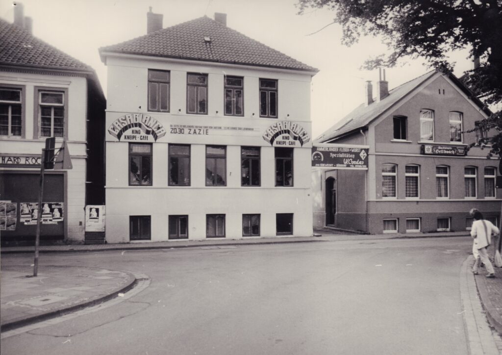 Abb. 6 BA 22503 Peter Kreier Casablanca Kino Johannisstr Mai 1982 Casablanca Kino an der Johannisstraße mit Ankündigung des Films 'Zazie' im Mai 1982, zwei Personen gehen rechts die Straße entlang, © Stadtmuseum Oldenburg/Peter Kreier