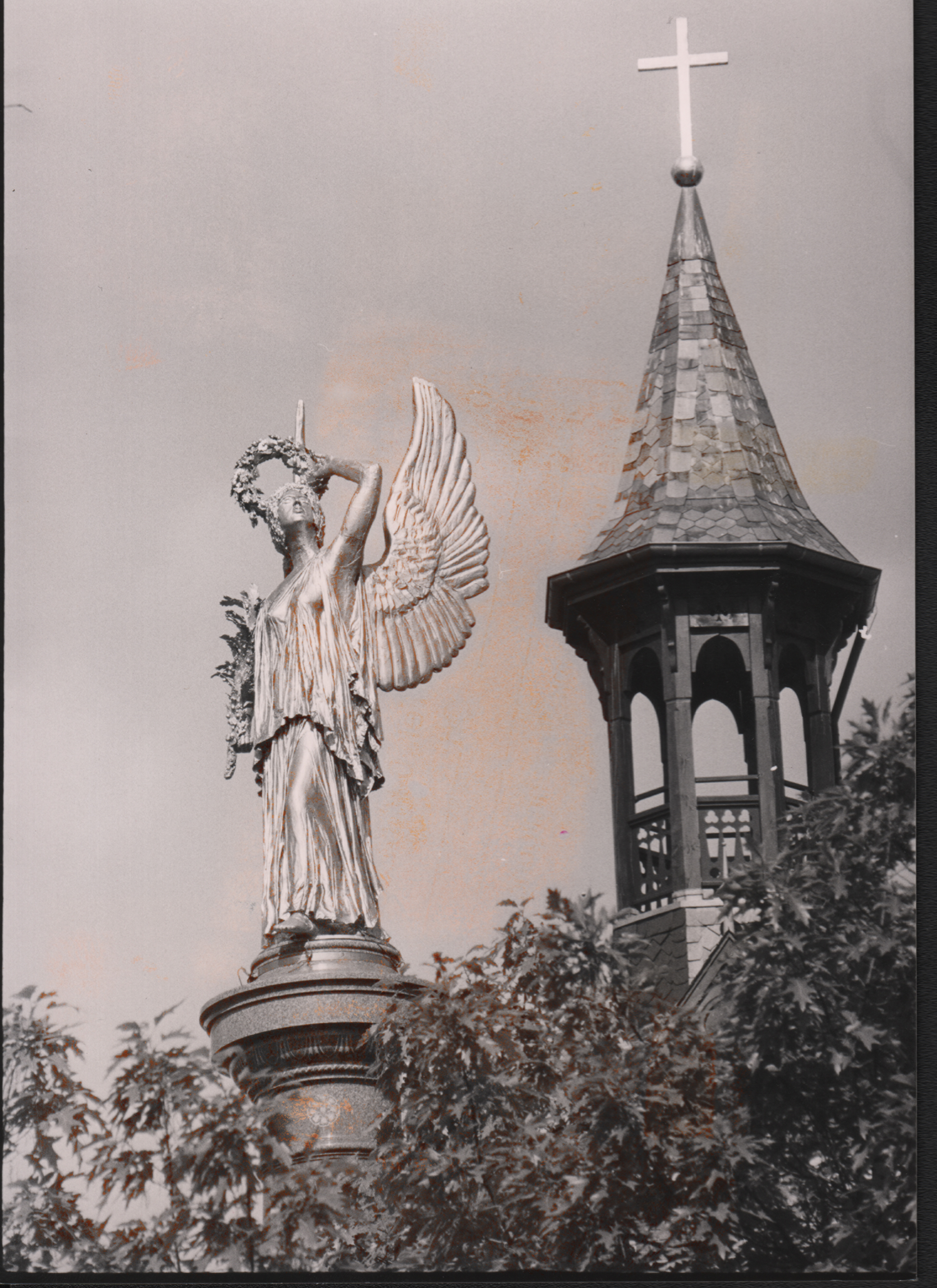 Nahaufnahme des Styroporengels auf dem Friedensplatz neben der Turmspitze der Friedenskirche, 31. Mai 1986, &copy; Stadtmuseum Oldenburg/Gerolf Schmidt