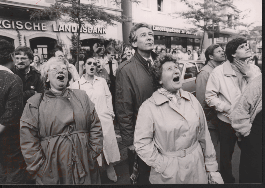 Passantinnen und Passanten bei der Demontage des Styroporengels, 4. Juni 1986, © Stadtmuseum Oldenburg/Gerolf Schmidt