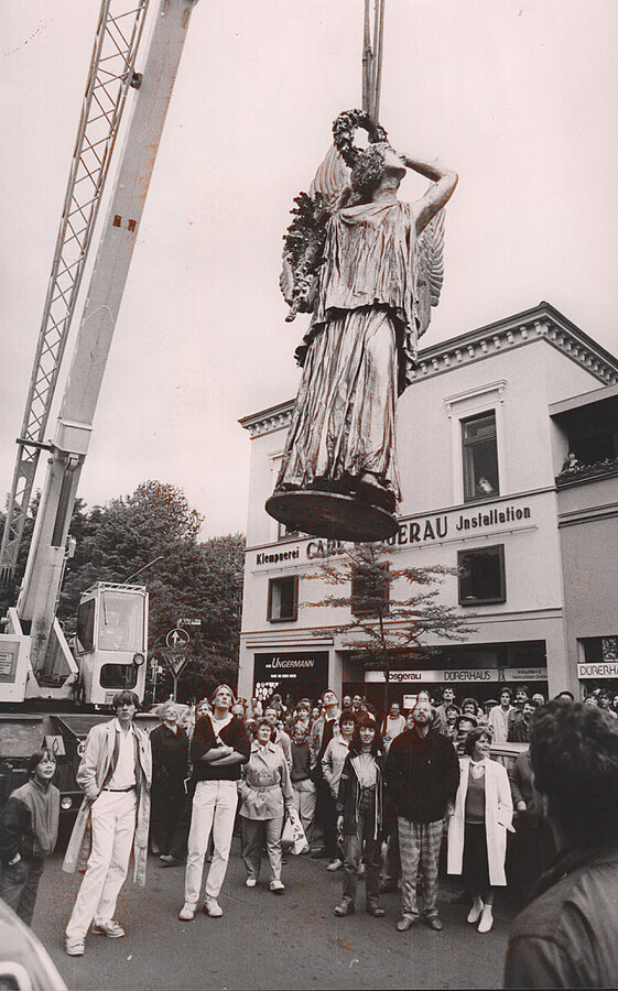 Der Styroporengerl auf dem Friedensplatz wird am 4. Juni 1986 mit einem Kran wieder entfernt, © Stadtmuseum Oldenburg/Gerolf Schmidt
