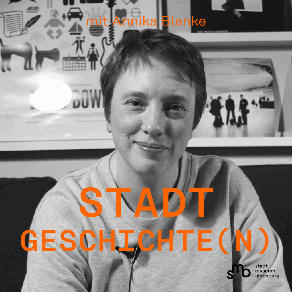 Titelbild Stadtgeschichte(n) Folge 10 mit Annika Blanke, © Stadtmuseum Oldenburg Titelbild mit Podcast-Moderatorin Annika Blanke, SMO-Logo unten rechts, © Stadtmuseum Oldenburg