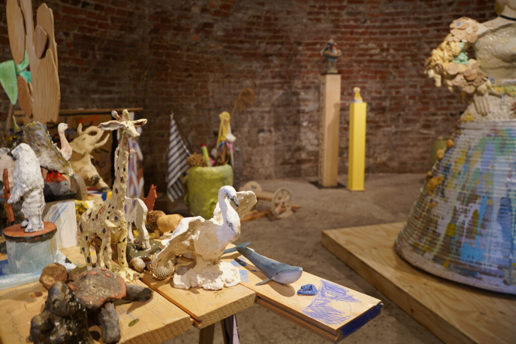 Ausstellungsansicht, © Stadtmuseum Oldenburg Ausstellungsansicht mehrerer Keramikskulpturen im Pulverturm, © Stadtmuseum Oldenburg