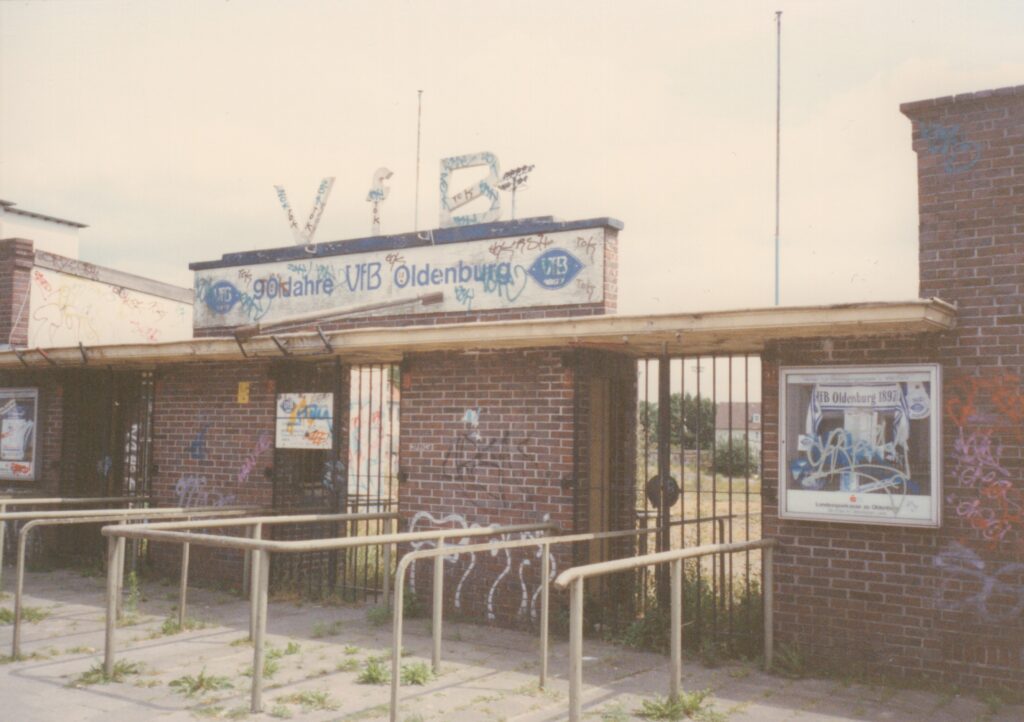 BA 19401 Donnnerschweer Str Eingang VfB Stadion 05.07.1995 Foto Friedrich Precht Eingang zum VfB Oldenburg Stadion mit Schild '90 Jahre VfB Oldenburg' und veraltetem Bau aus Backstein mit Graffiti, Juli 1995, © Friedrich Precht