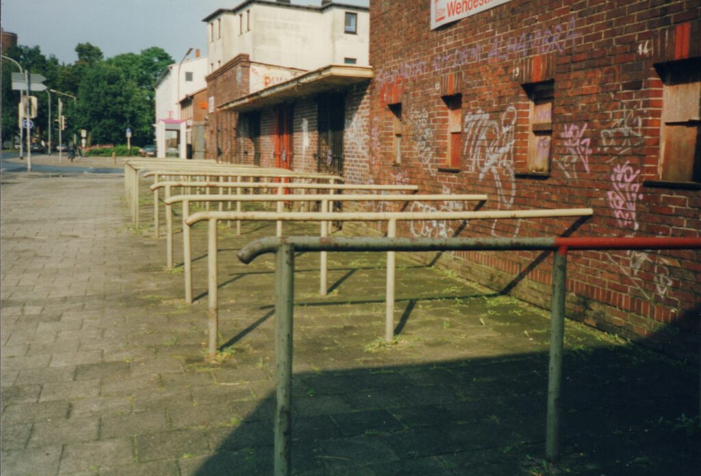 BA 19403 Donnnerschweer Str VfB Stadion 05.07.1995 Foto Friedrich Precht Verlassene Ticketfenster mit rostigen Metallgeländern an einer mit Graffiti bedeckten Backsteinmauer vom Stadion Donnerschwee, © Friedrich Precht