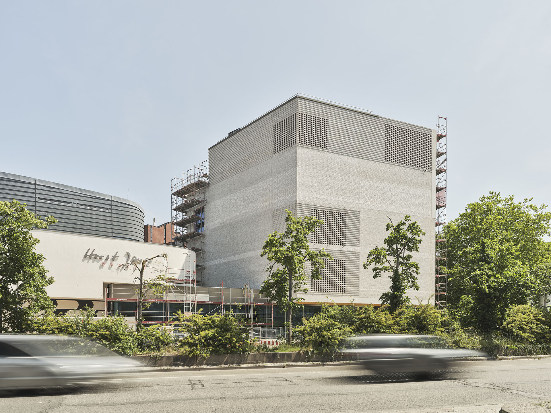 Neubau des Stadtmuseums mit hellem, kubischem Gebäude und Baustellengerüst an der Fassade, angrenzend das Horst-Janssen-Museum, © Caspar Sessler