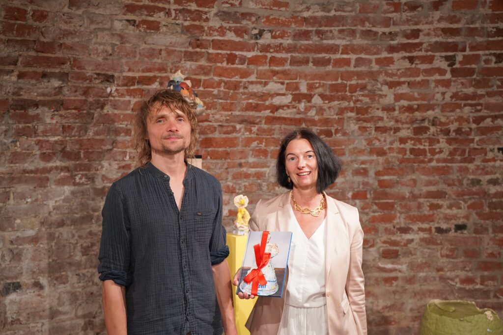 Übergabe des Ausstellungskatalogs an Preisträger Carlo Leopold Broschewitz, © Stadtmuseum Oldenburg Künstler Carlo Leopold Broschewitz und Museumsmitarbeiterin Dr. Sabine Isensee im Pulverturm bei der Übergabe des Ausstellungskatalogs, © Stadtmuseum Oldenburg