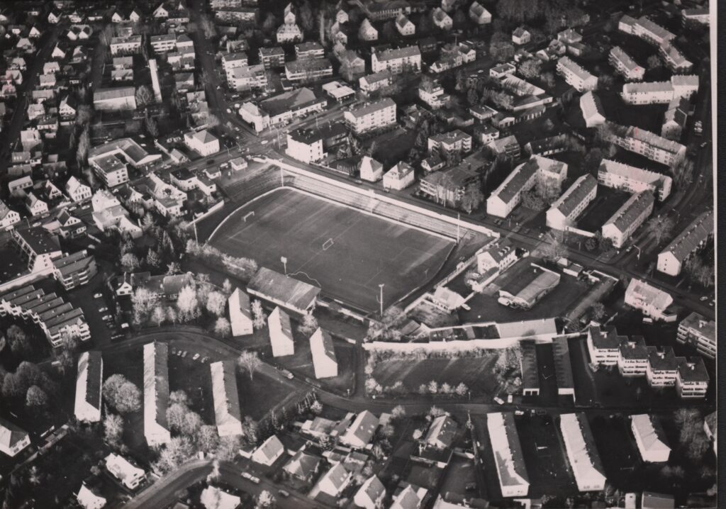 Gerolf Schmidt Luftaufnahme Stadion Donnerschwee 1990 Luftaufnahme des Stadions Donnerschwee 1990, umgeben von Wohngebäuden und Straßen in einer Stadt, © Gerolf Schmidt