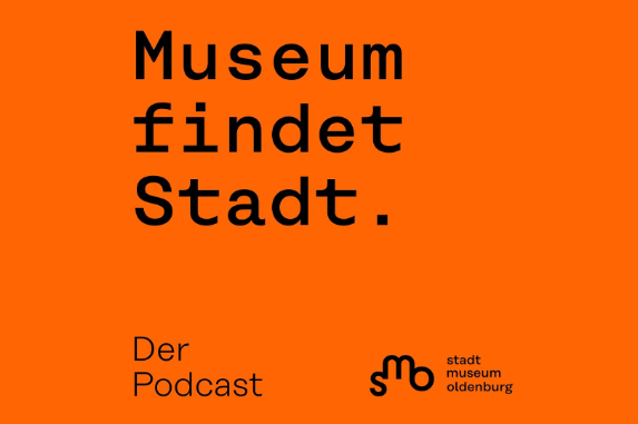 Haupt Visual Format Neue Website Schriftzug 'Museum findet Stadt.' und 'Der Podcast' auf orangefarbenem Hintergrund, Logo Stadtmuseum Oldenburg