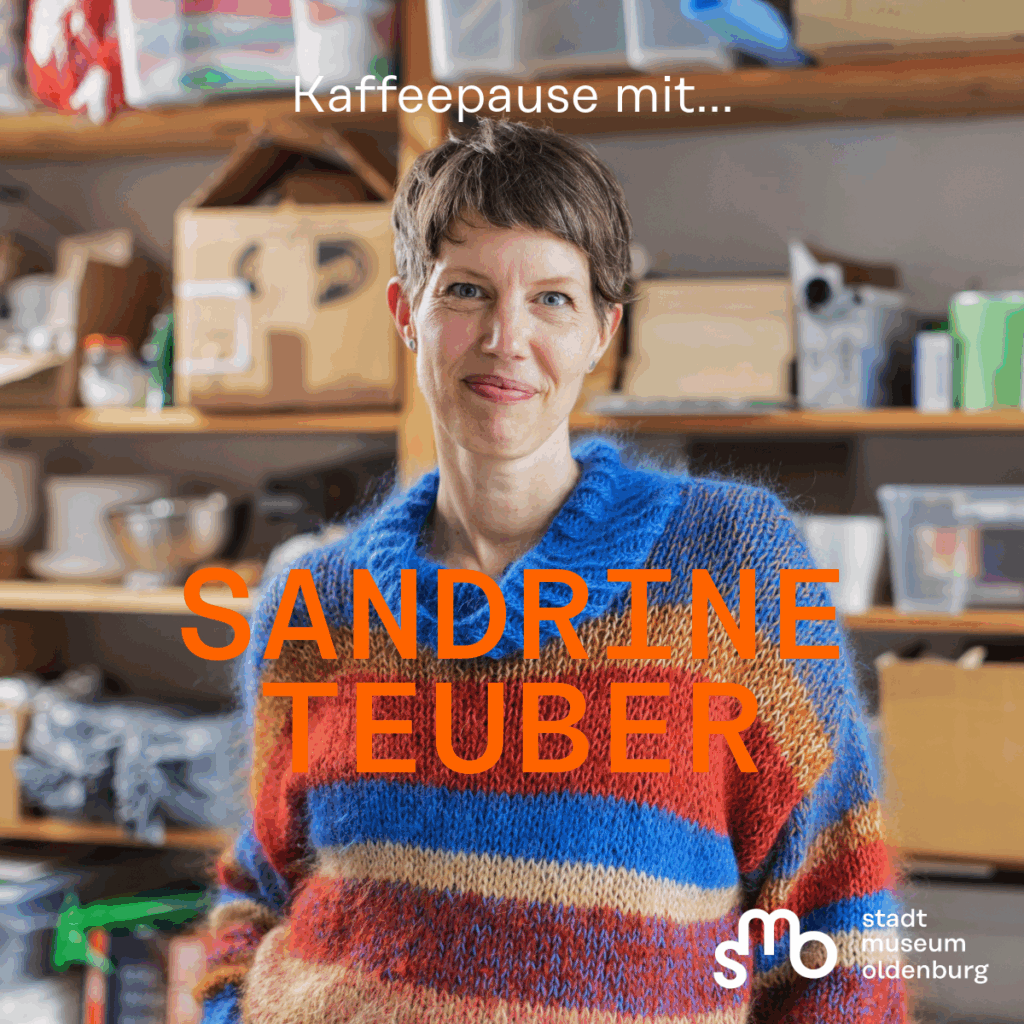 Titelbild Kaffepause Folge 6 mit Sandrine Teuber, © Stadtmuseum Oldenburg Titelbild mit Museumsvermittlerin Sandrine Teuber, SMO-Logo unten rechts, © Stadtmuseum Oldenburg