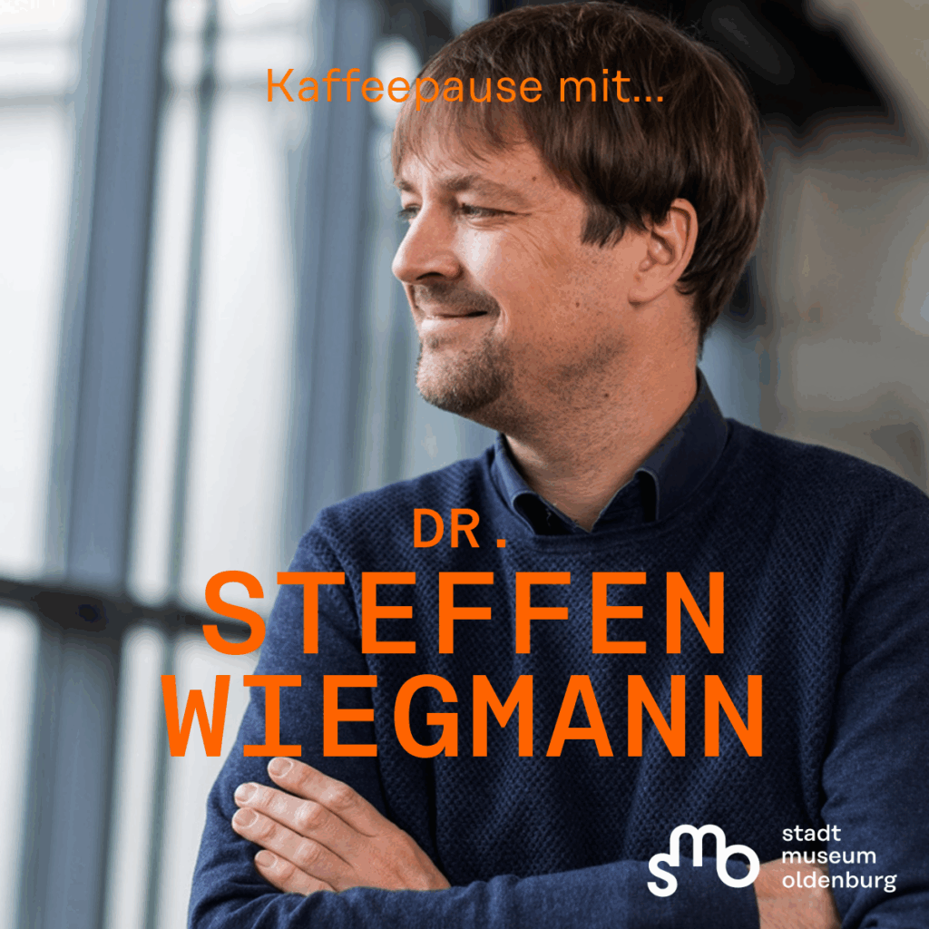 Titelbild Kaffeepause Folge 1 mit Steffen Wiegmann, © Stadtmuseum Oldenburg Titelbild mit Museumsleiter Dr. Steffen Wiegmann, SMO-Logo unten rechts, © Stadtmuseum Oldenburg