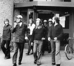 Polizeieinsatz Zur Entfernung Des Schriftzugs, 1975 Polizeieinsatz zur Entfernung des Schriftzuges 1975., © Stadtmuseum Oldenburg